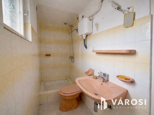 Debrecen egyik LEGSZEBB utcájában kertes ház eladó!