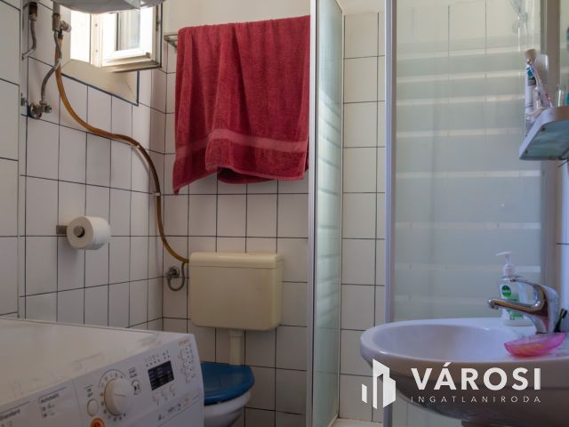 Praktikus kis lakás jó közlekedéssel