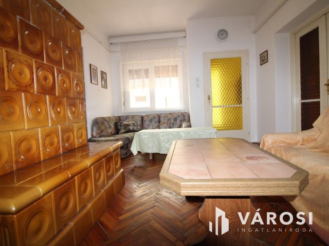 Kétszintes ház a Várfürdő közelében.