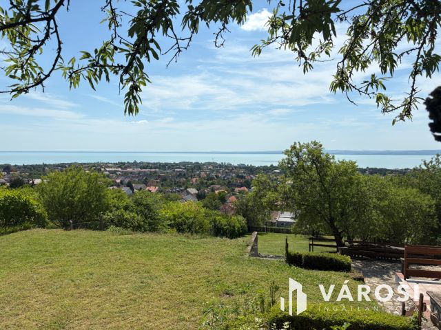 Körpanorámás nyaraló Balatonfüreden, a Tamáshegyen