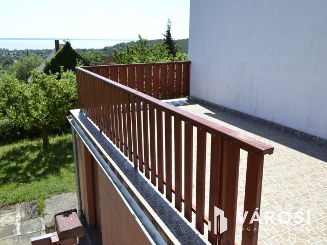 Balatonalmádiban, panorámás zártkert eladó!