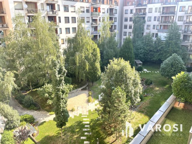 Napfény a hatodikon, a Corvin Plaza mellett – klímával