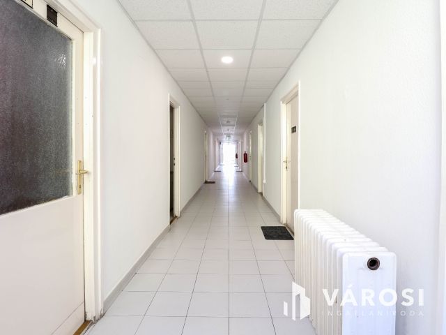 1.emeleti, 16 m2-es iroda saját minikonyhával a Fáy utcában