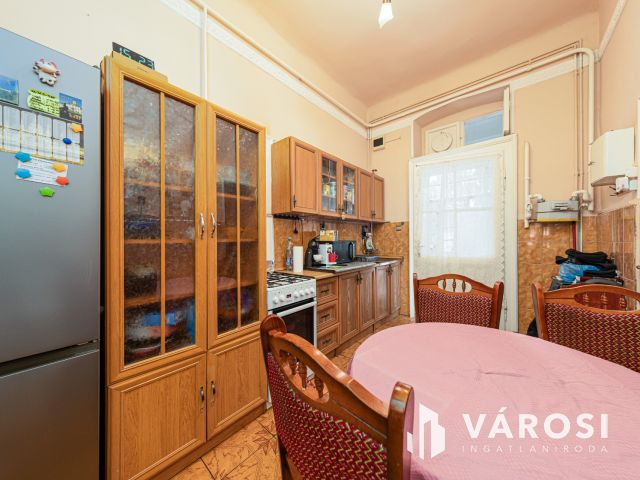 Belvárosi első emeleti téglalakás