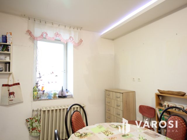 Tram-train állomáshoz közeli 102 m2-es házrészt kínálok