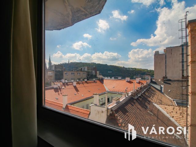 Citadellára néző belvárosi lakás eladó